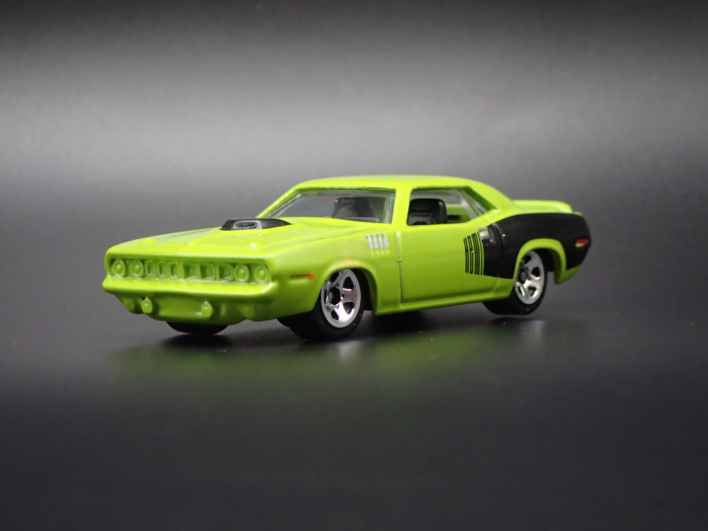 1971 71 PLYMOUTH HEMI CUDA GREEN 1:64 SCALE COLLECTIBLE DIORAMA DIECAST MODEL CAR