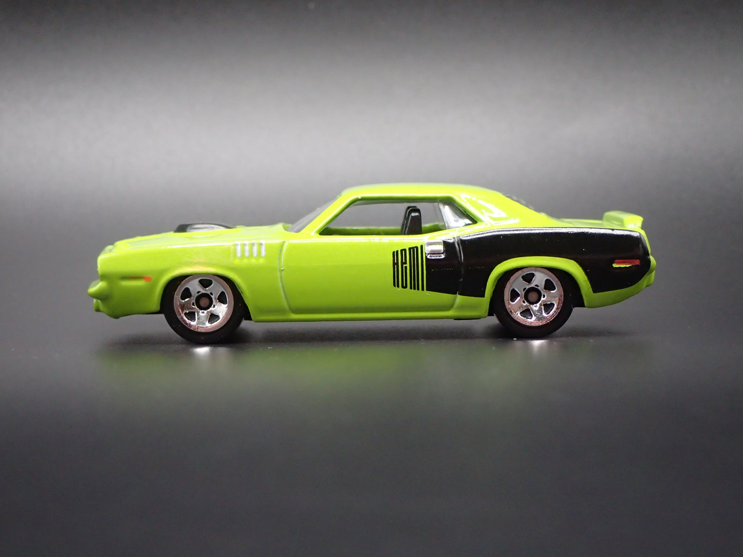 1971 71 PLYMOUTH HEMI CUDA GREEN 1:64 SCALE COLLECTIBLE DIORAMA DIECAST MODEL CAR