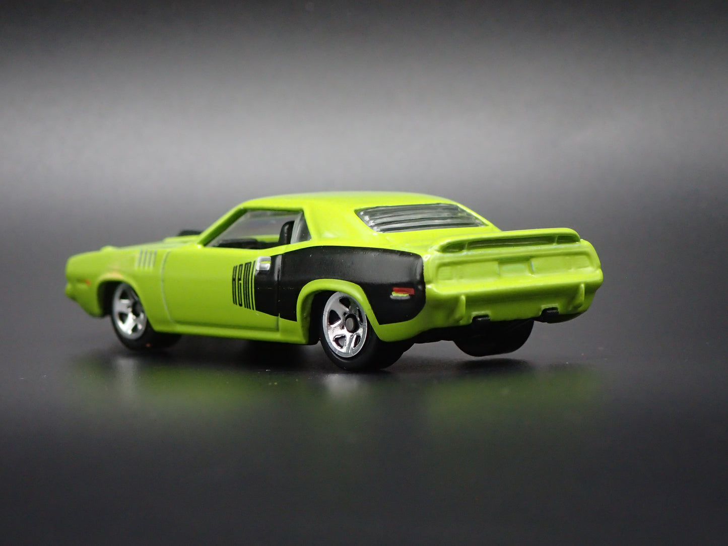 1971 71 PLYMOUTH HEMI CUDA GREEN 1:64 SCALE COLLECTIBLE DIORAMA DIECAST MODEL CAR