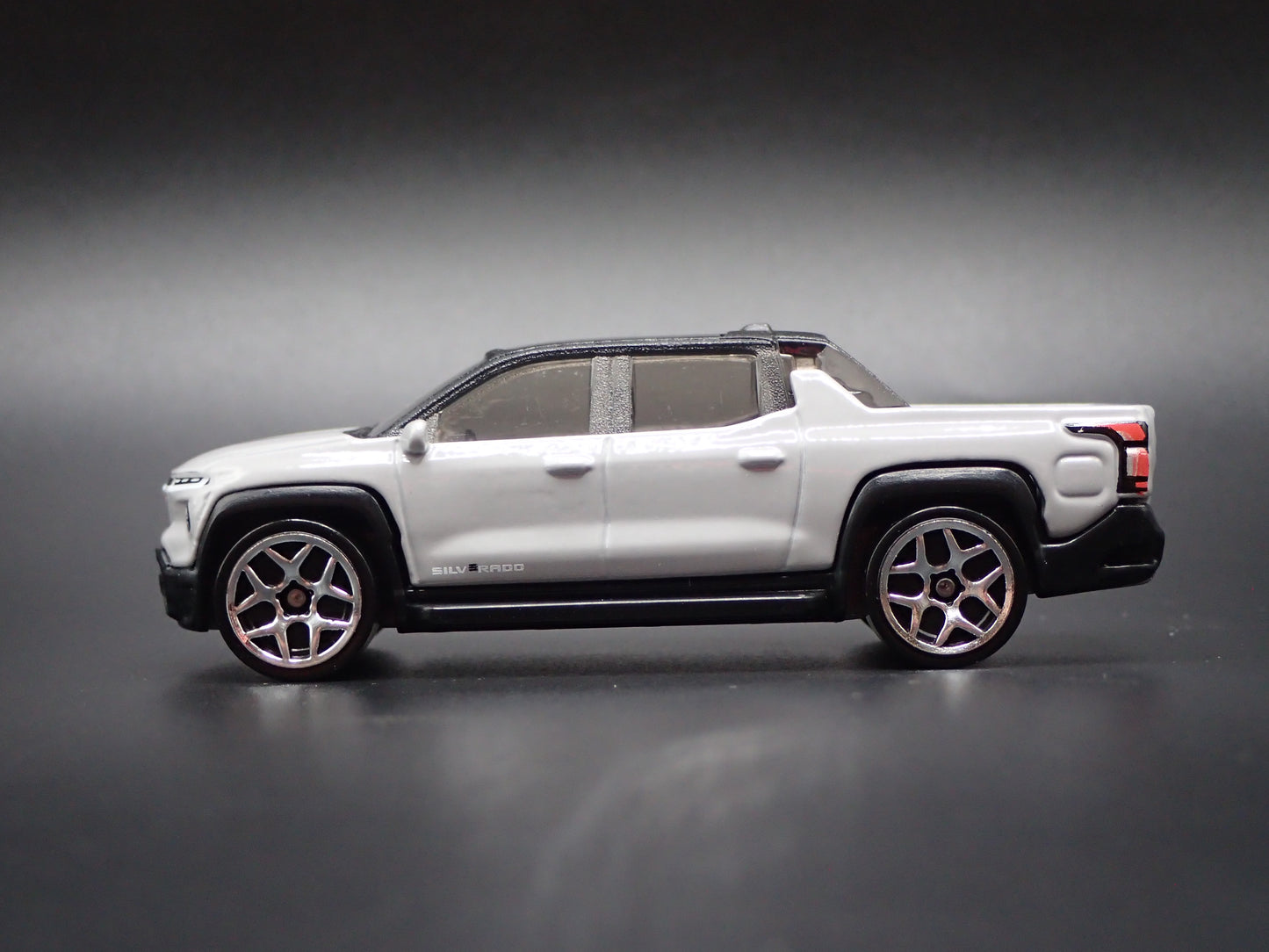2024-2026 CHEVY CHEVROLET SILVERADO EV ELECTRIC TRUCK 1:64 DIECAST MODEL CAR