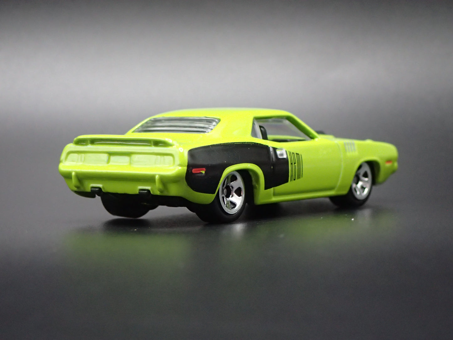 1971 71 PLYMOUTH HEMI CUDA GREEN 1:64 SCALE COLLECTIBLE DIORAMA DIECAST MODEL CAR