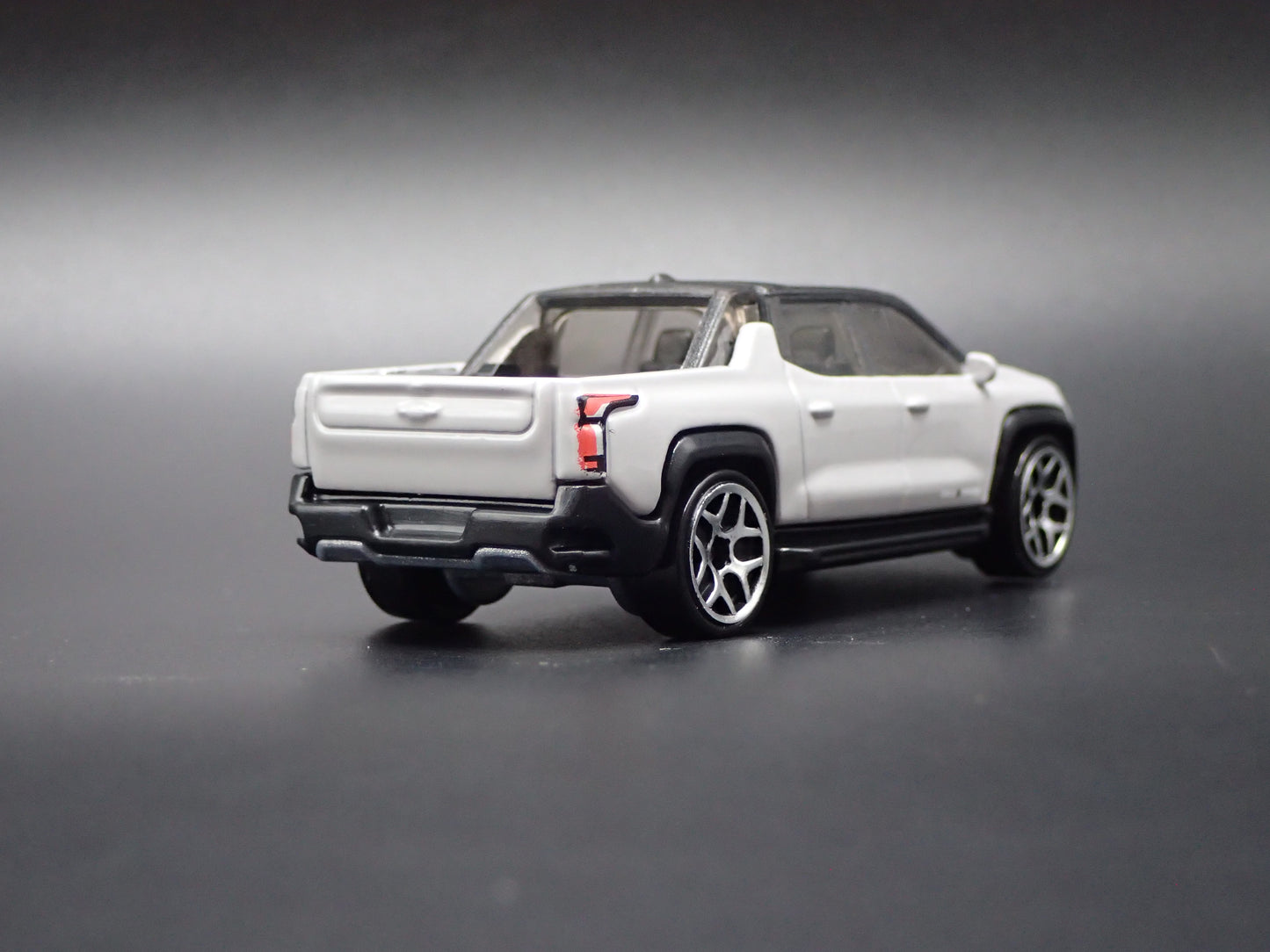 2024-2026 CHEVY CHEVROLET SILVERADO EV ELECTRIC TRUCK 1:64 DIECAST MODEL CAR