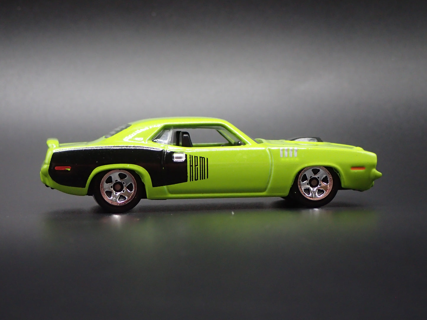 1971 71 PLYMOUTH HEMI CUDA GREEN 1:64 SCALE COLLECTIBLE DIORAMA DIECAST MODEL CAR