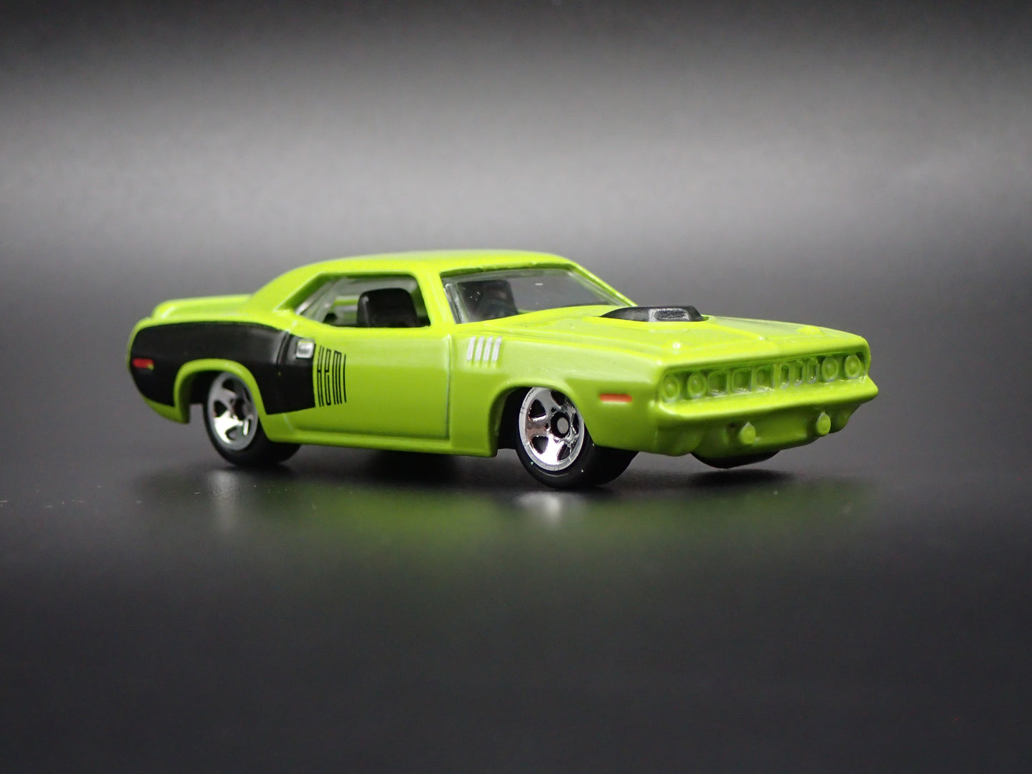 1971 71 PLYMOUTH HEMI CUDA GREEN 1:64 SCALE COLLECTIBLE DIORAMA DIECAST MODEL CAR