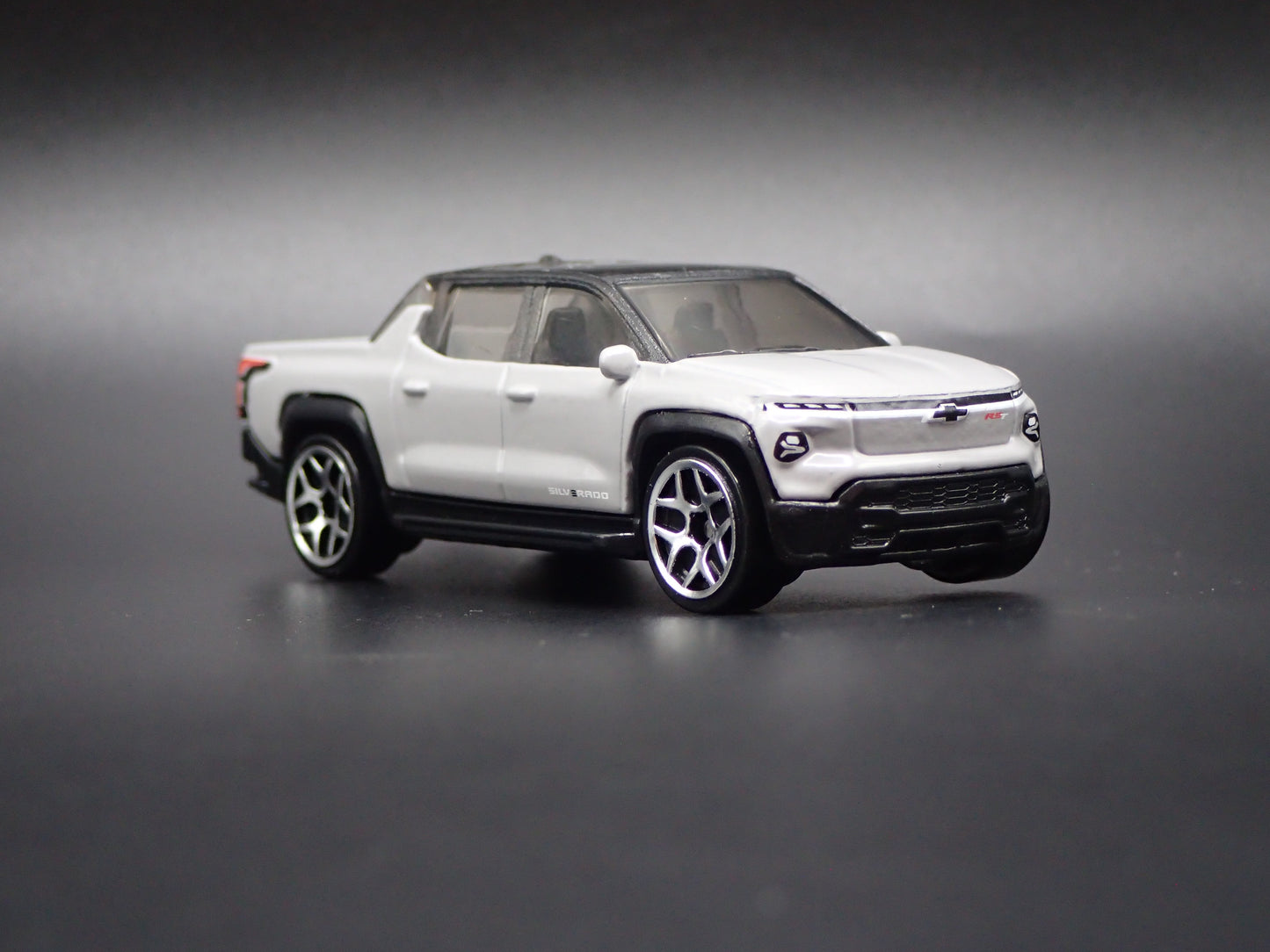 2024-2026 CHEVY CHEVROLET SILVERADO EV ELECTRIC TRUCK 1:64 DIECAST MODEL CAR