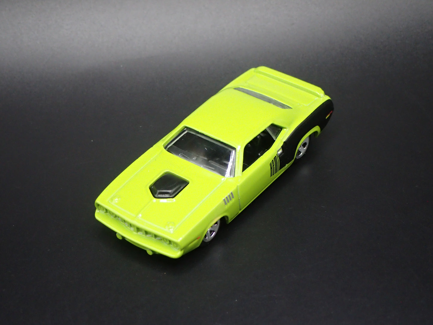 1971 71 PLYMOUTH HEMI CUDA GREEN 1:64 SCALE COLLECTIBLE DIORAMA DIECAST MODEL CAR