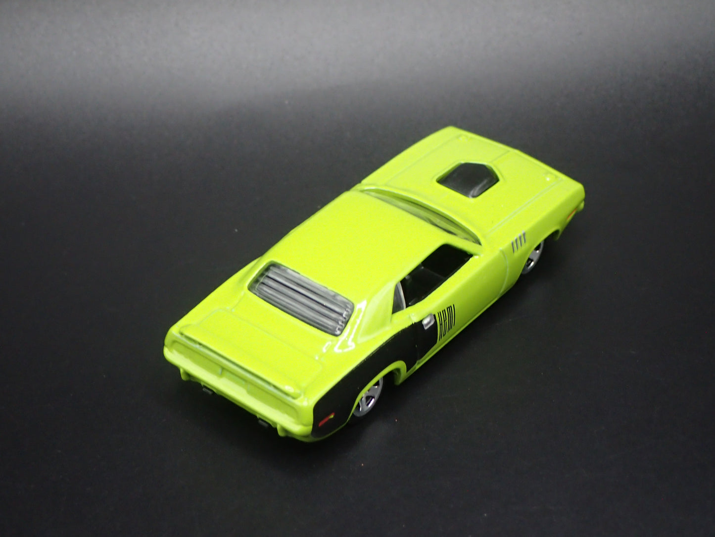 1971 71 PLYMOUTH HEMI CUDA GREEN 1:64 SCALE COLLECTIBLE DIORAMA DIECAST MODEL CAR