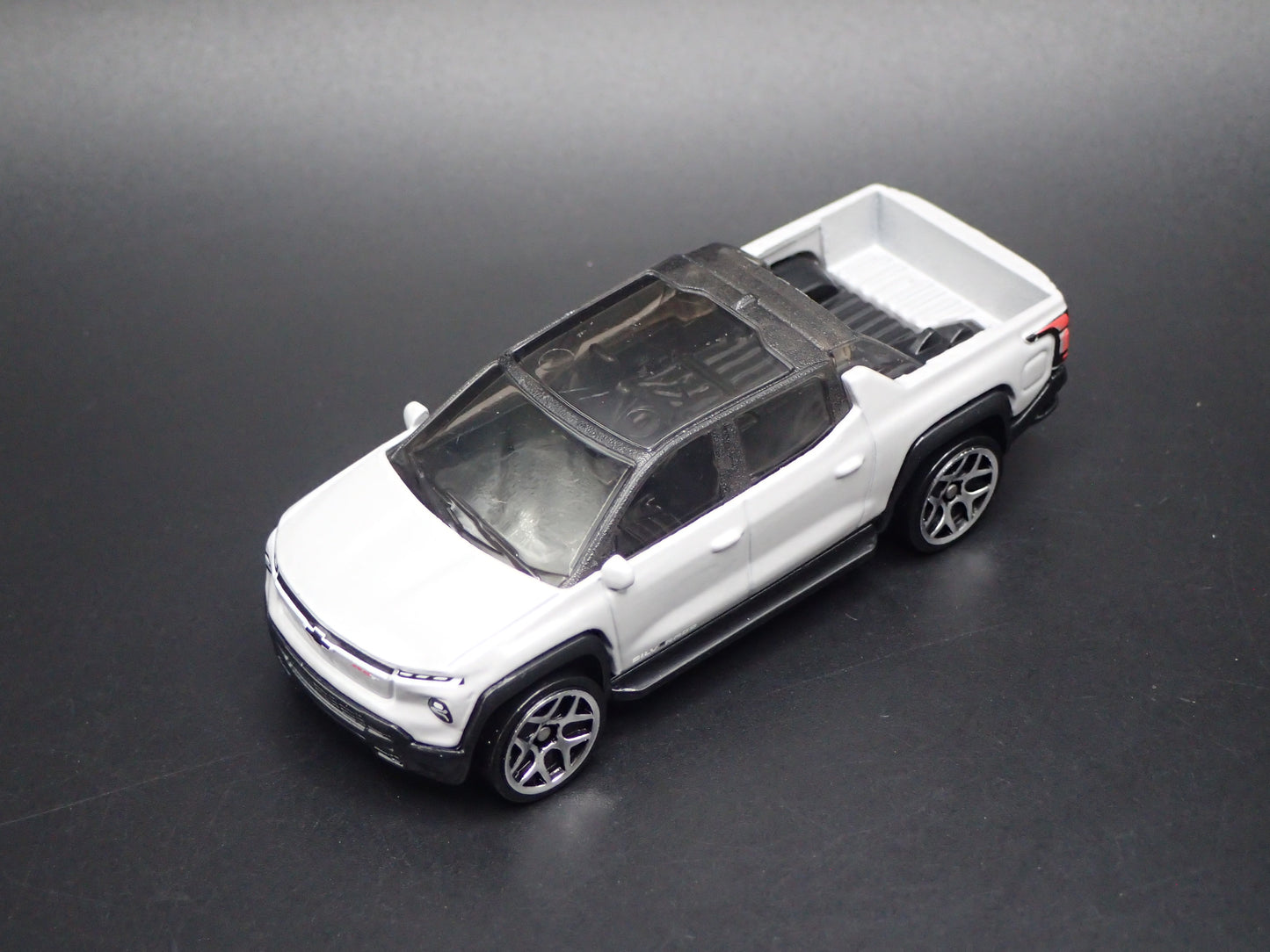 2024-2026 CHEVY CHEVROLET SILVERADO EV ELECTRIC TRUCK 1:64 DIECAST MODEL CAR