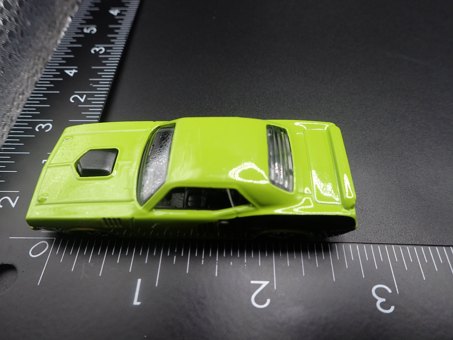 1971 71 PLYMOUTH HEMI CUDA GREEN 1:64 SCALE COLLECTIBLE DIORAMA DIECAST MODEL CAR