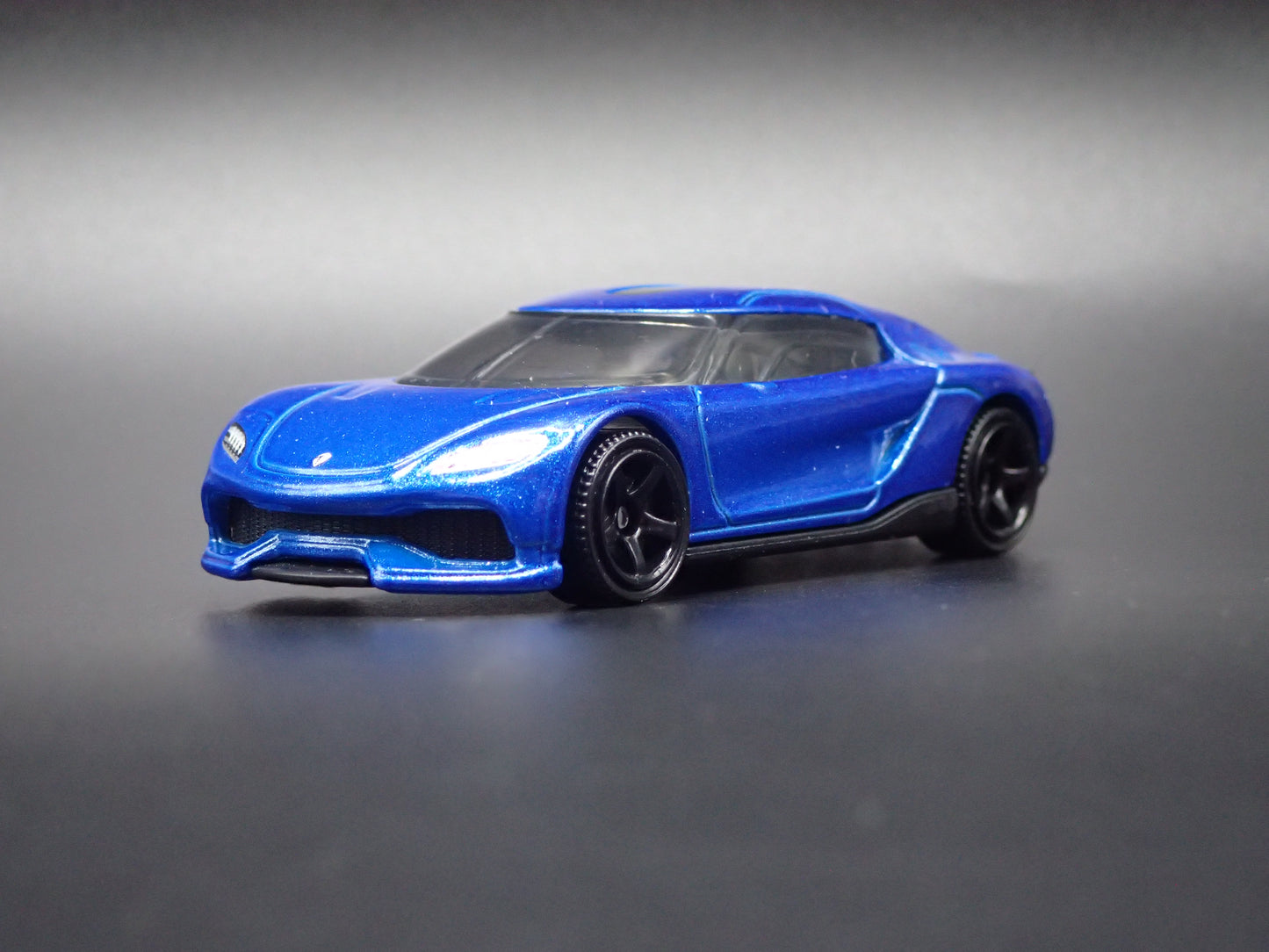 2024-2025 KOENIGSEGG GEMERA SUPER CAR BLUE 1:64 SCALE DIORAMA DIECAST MODEL CAR
