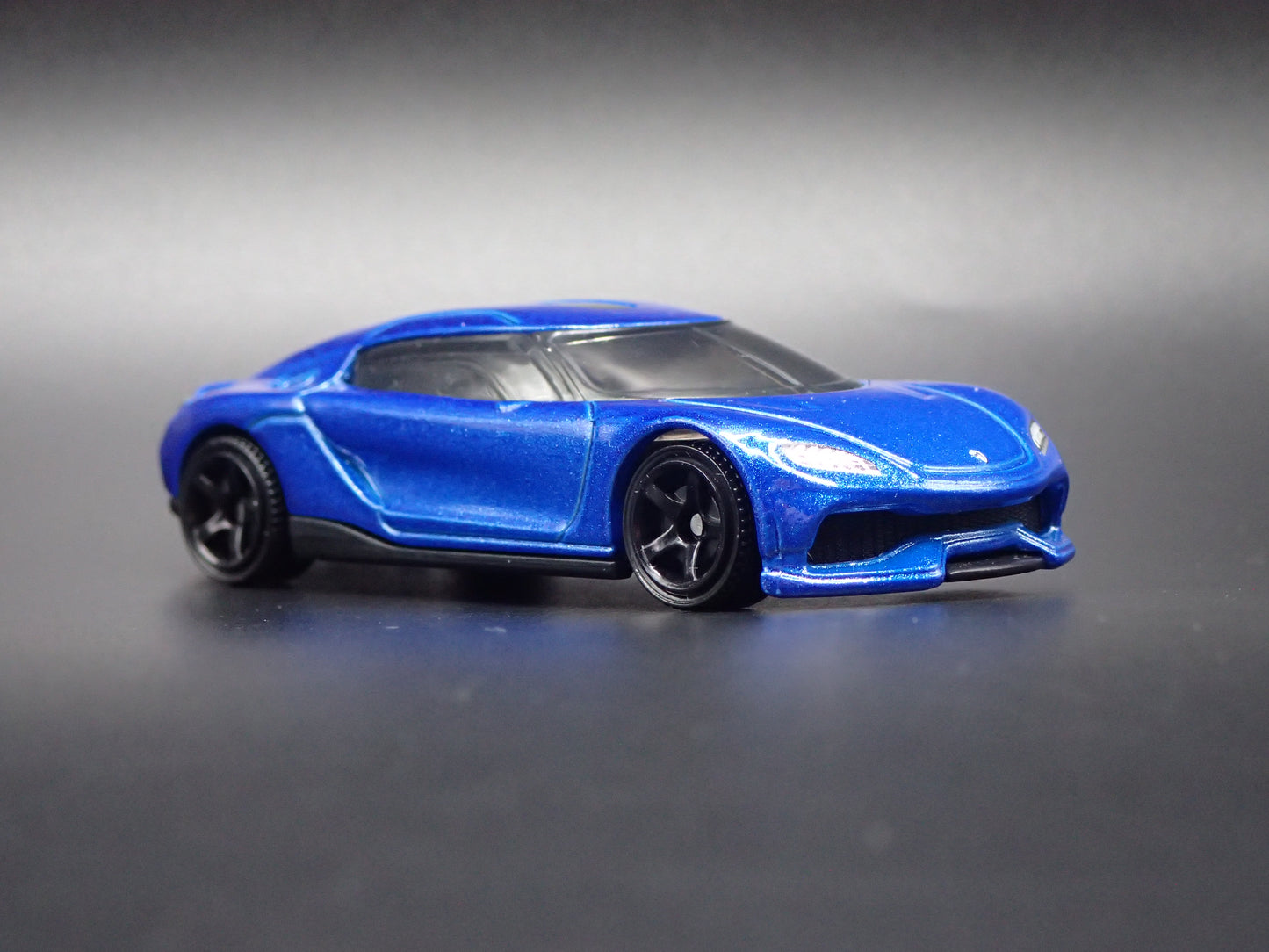 2024-2025 KOENIGSEGG GEMERA SUPER CAR BLUE 1:64 SCALE DIORAMA DIECAST MODEL CAR
