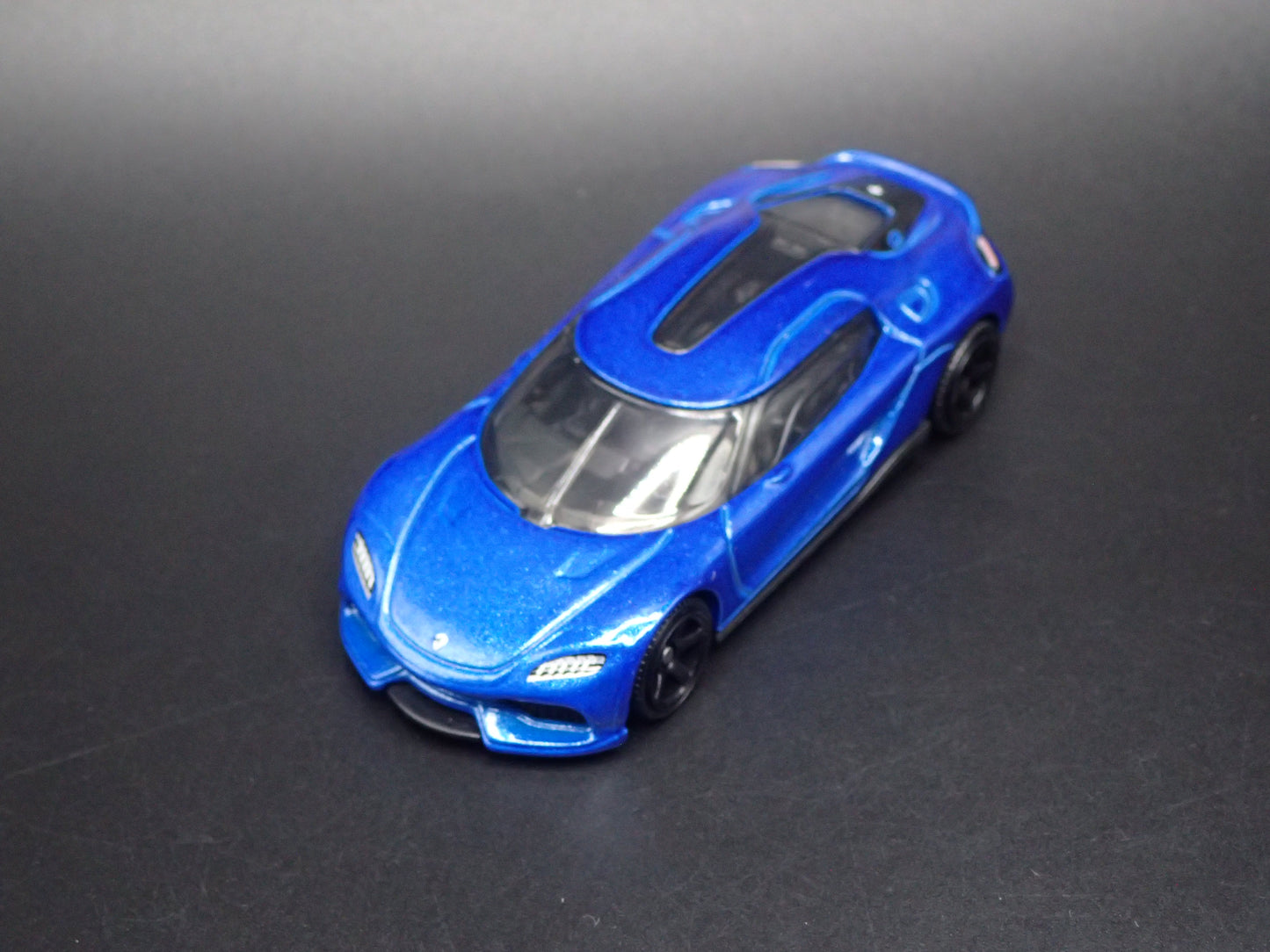 2024-2025 KOENIGSEGG GEMERA SUPER CAR BLUE 1:64 SCALE DIORAMA DIECAST MODEL CAR