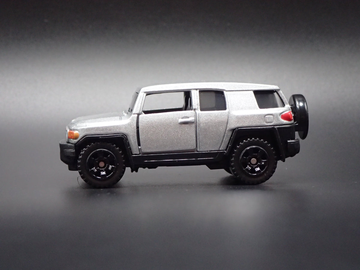 2007-2014 TOYOTA FJ CRUISER SUV 1/64 SCALE COLLECTIBLE DIORAMA DIECAST MODEL CAR