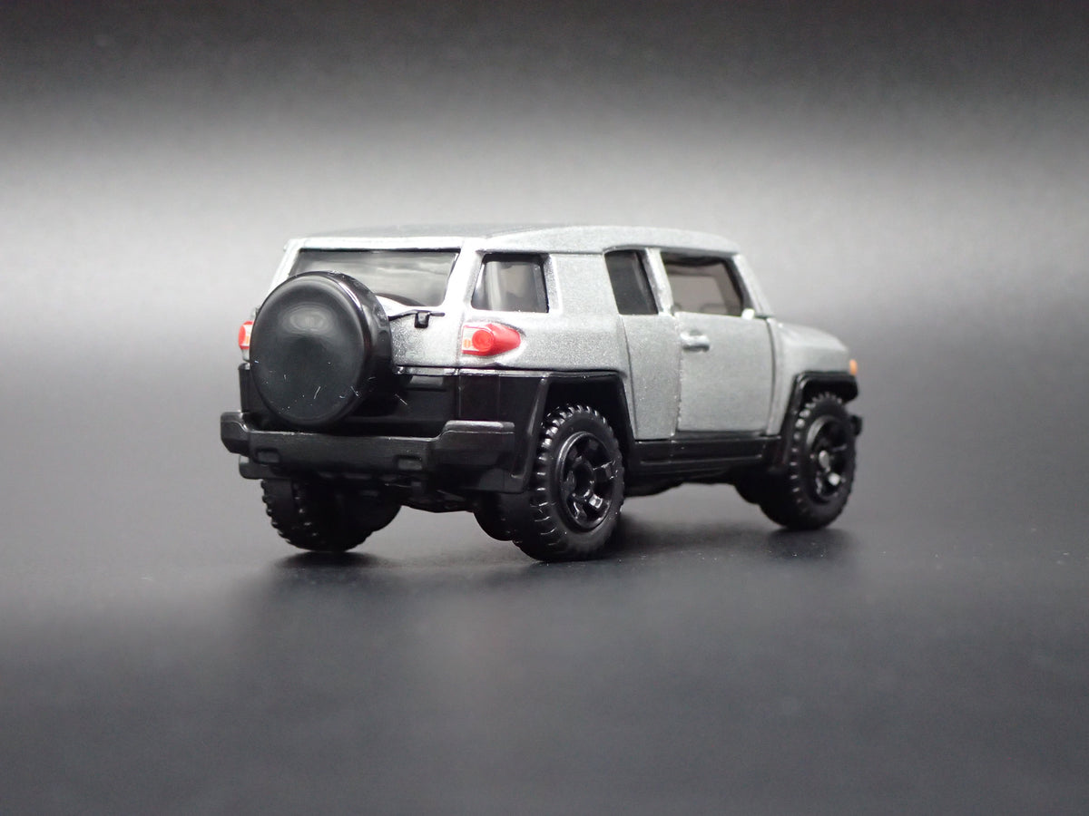 2007-2014 TOYOTA FJ CRUISER SUV 1/64 SCALE COLLECTIBLE DIORAMA DIECAST MODEL CAR