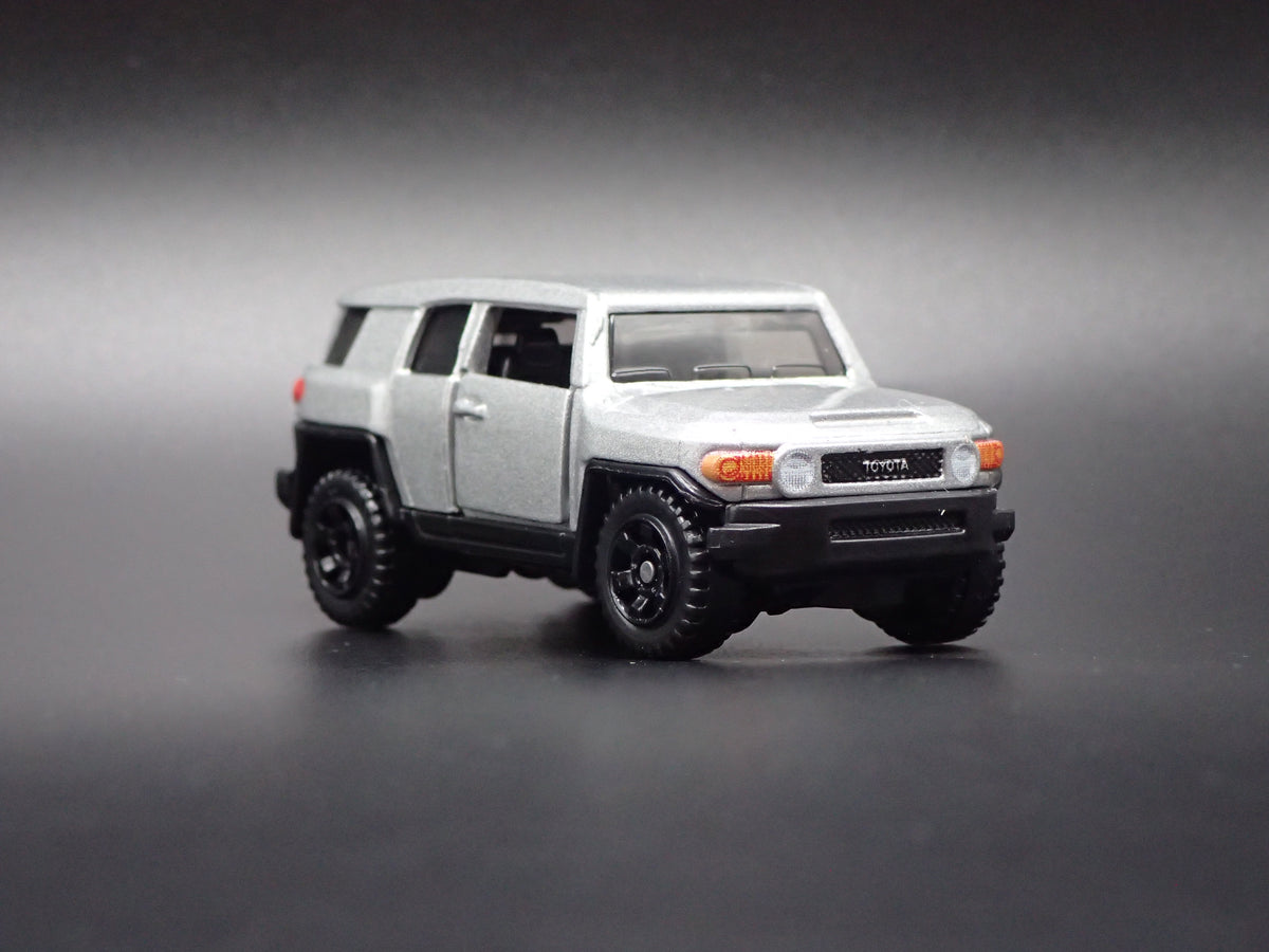 2007-2014 TOYOTA FJ CRUISER SUV 1/64 SCALE COLLECTIBLE DIORAMA DIECAST MODEL CAR