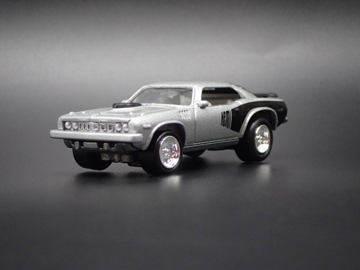 1971 71 PLYMOUTH HEMI CUDA SILVER 1:64 SCALE COLLECTIBLE DIORAMA DIECAST MODEL CAR