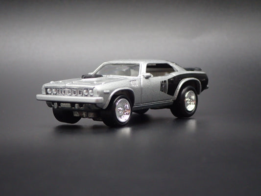 1971 71 PLYMOUTH HEMI CUDA SILVER 1:64 SCALE COLLECTIBLE DIORAMA DIECAST MODEL CAR