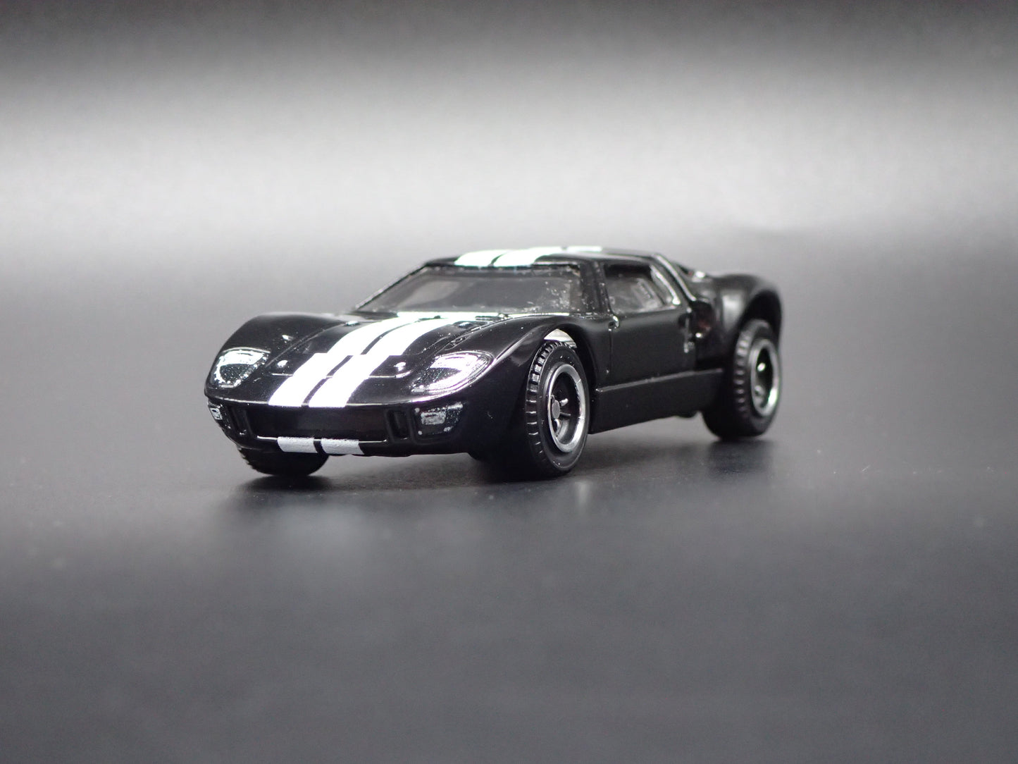 1964-1969 FORD GT40 RACE CAR BLACK 1:64 SCALE COLLECTIBLE DIECAST MODEL CAR