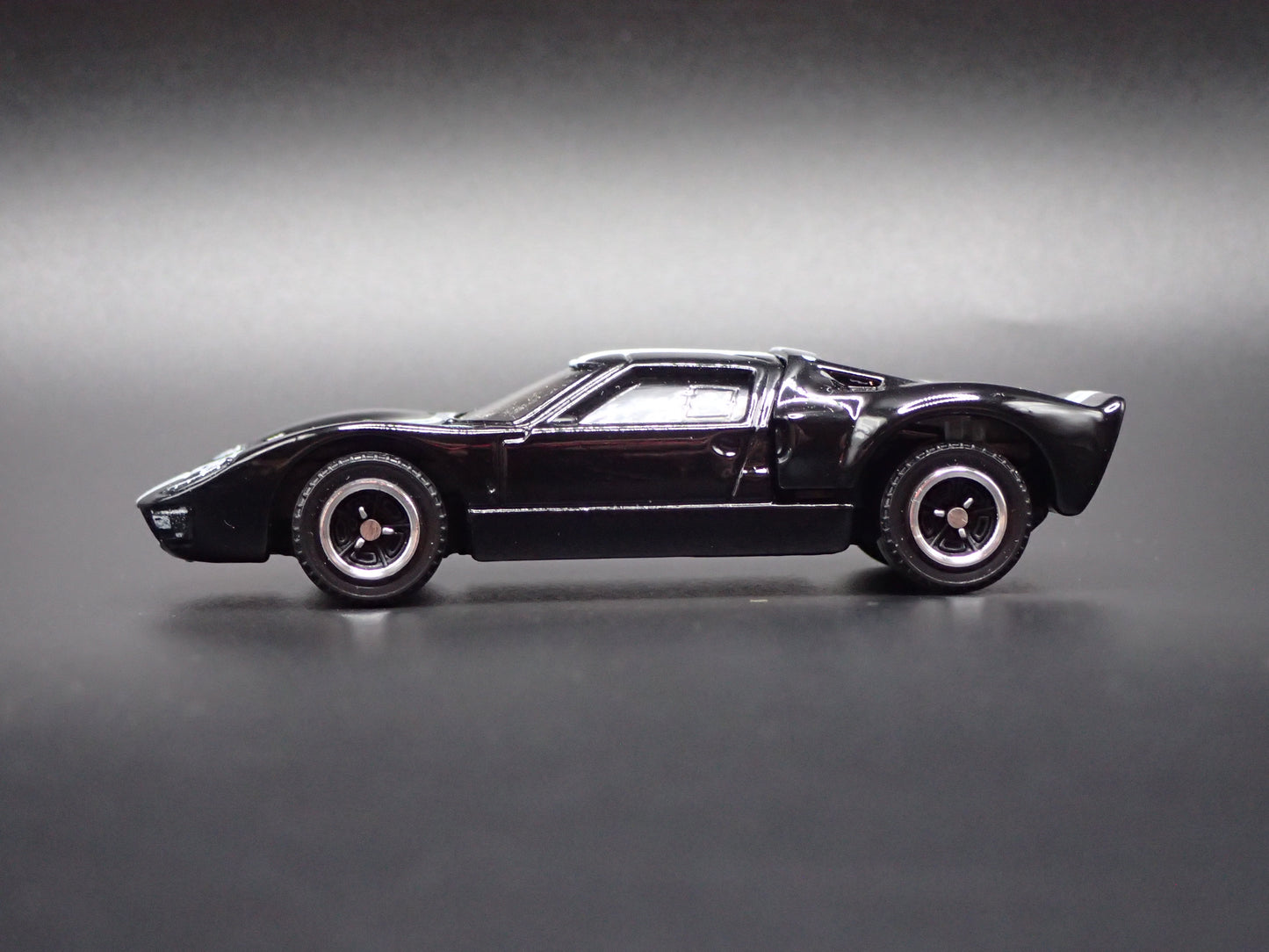 1964-1969 FORD GT40 RACE CAR BLACK 1:64 SCALE COLLECTIBLE DIECAST MODEL CAR