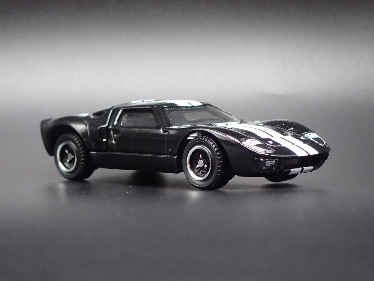 1964-1969 FORD GT40 RACE CAR BLACK 1:64 SCALE COLLECTIBLE DIECAST MODEL CAR