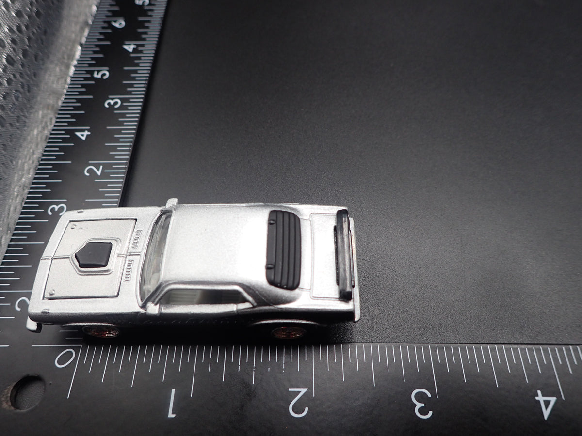 1971 71 PLYMOUTH HEMI CUDA SILVER 1:64 SCALE COLLECTIBLE DIORAMA DIECAST MODEL CAR