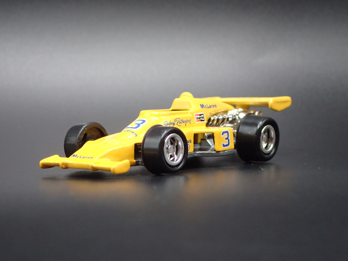 1974 74 JOHNNY RUTHERFORD INDY 500 CAR MCLAREN 1:64 SCALE DIORAMA DIECAST MODEL CAR