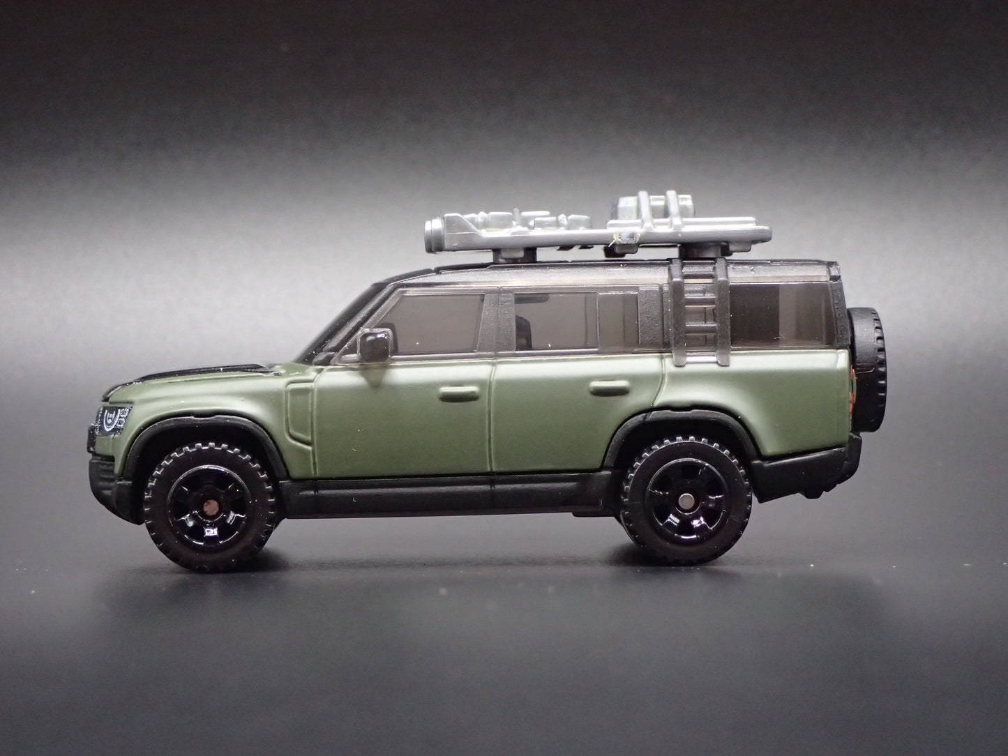 2022-2026 LAND ROVER DEFENDER 130 GREEN 1/64 SCALE DIORAMA DIECAST MODEL CAR