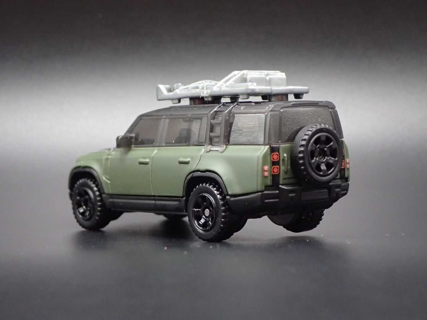 2022-2026 LAND ROVER DEFENDER 130 GREEN 1/64 SCALE DIORAMA DIECAST MODEL CAR