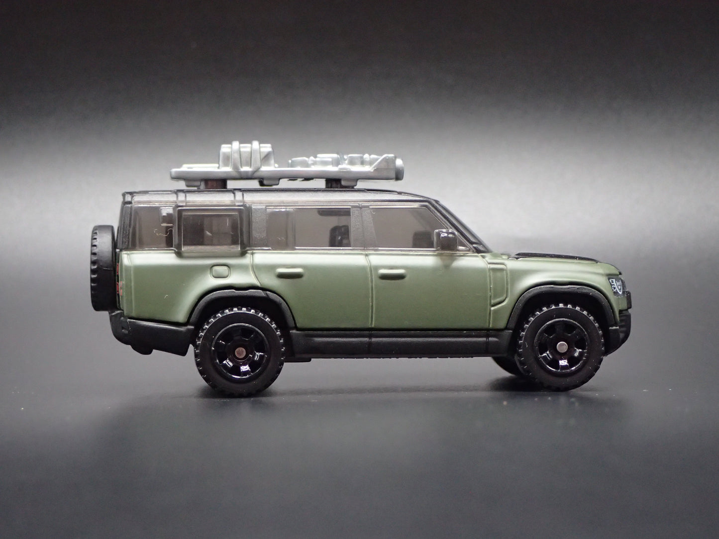 2022-2026 LAND ROVER DEFENDER 130 GREEN 1/64 SCALE DIORAMA DIECAST MODEL CAR