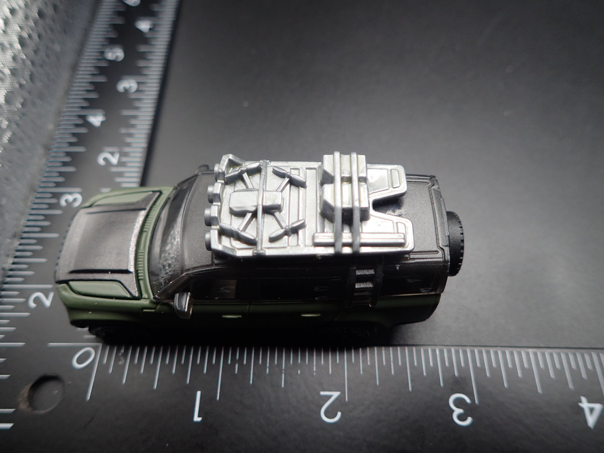 2022-2026 LAND ROVER DEFENDER 130 GREEN 1/64 SCALE DIORAMA DIECAST MODEL CAR