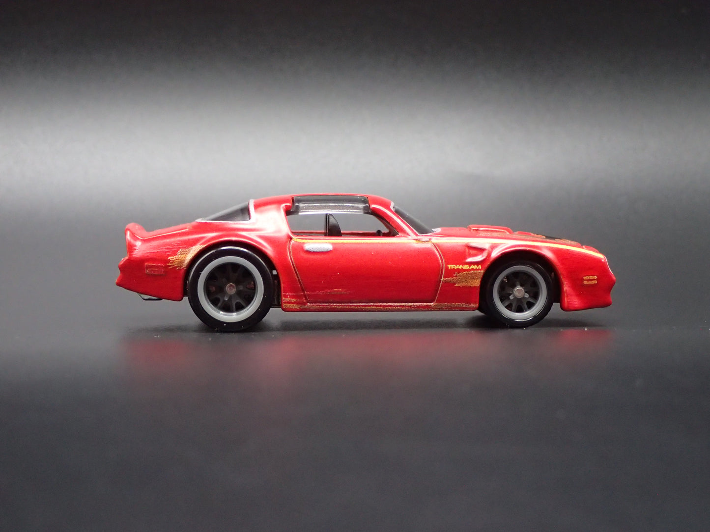 1977 77 PONTIAC FIREBIRD RED 1:64 SCALE COLLECTIBLE DIORAMA DIECAST MODEL CAR