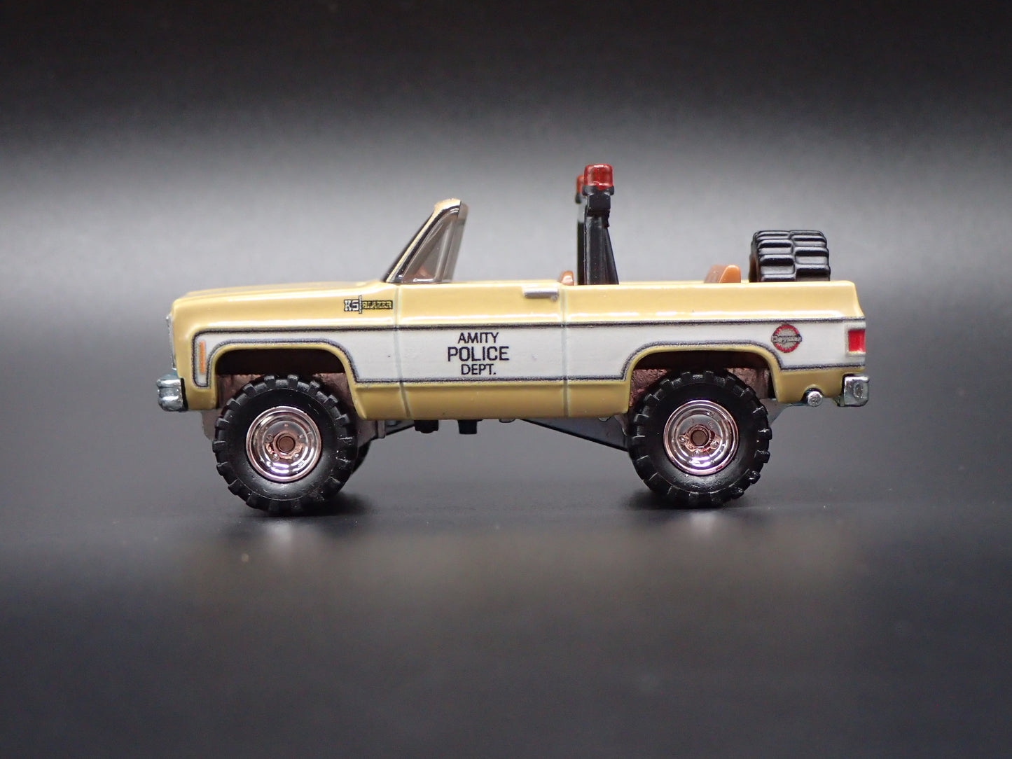 1975 75 CHEVY CHEVROLET BLAZER AMITY POLICE DEPT 1/64 SCALE DIECAST MODEL CAR