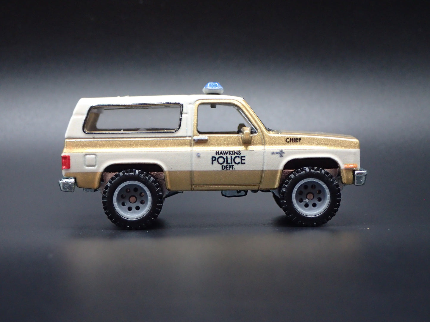 1985 85 CHEVY CHEVROLET K5 BLAZER HAWKINS POLICE SQUAREBODY 1:64 DIECAST CAR