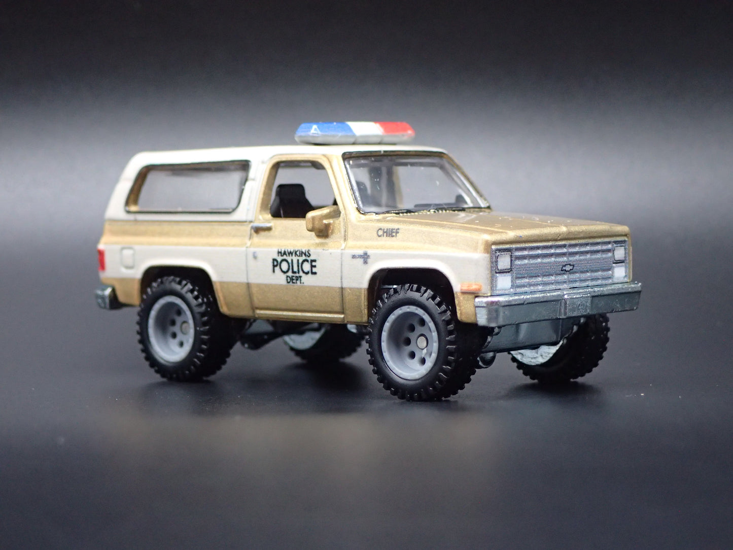 1985 85 CHEVY CHEVROLET K5 BLAZER HAWKINS POLICE SQUAREBODY 1:64 DIECAST CAR