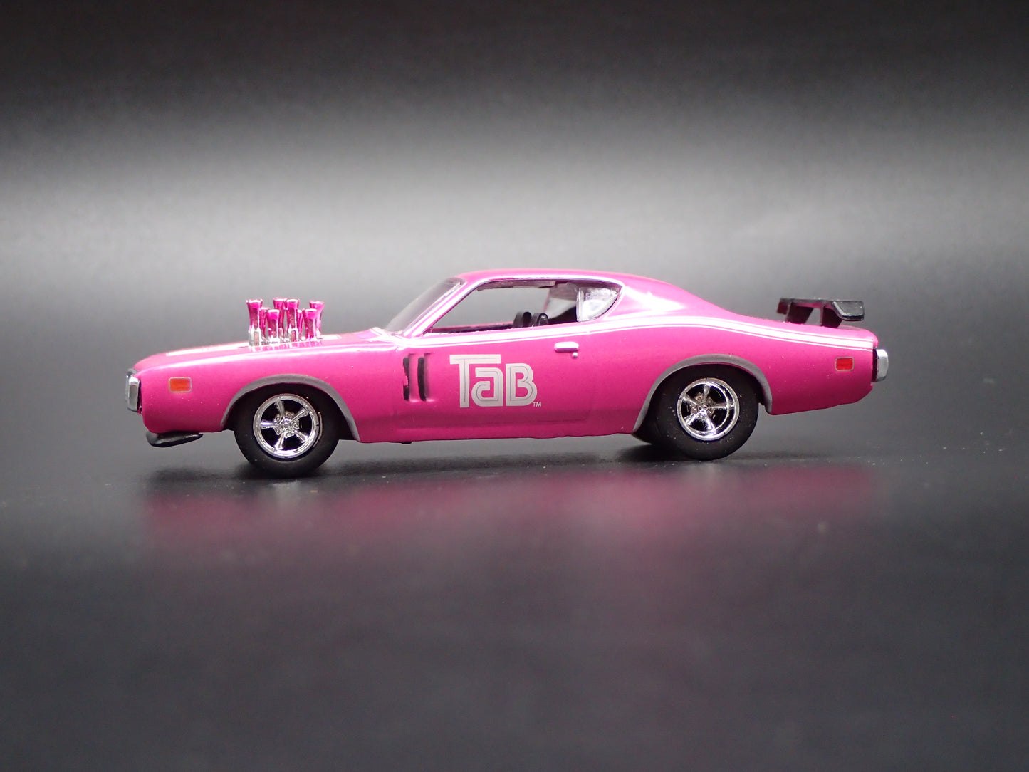 1971 71 DODGE CHARGER R/T HEMI TAB PINK 1/64 SCALE DIORAMA DIECAST MODEL CAR