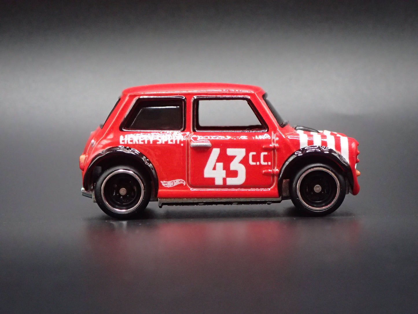1969-1976 AUSTIN MINI COOPER S RED 1:64 SCALE DIORAMA DIECAST MODEL CAR