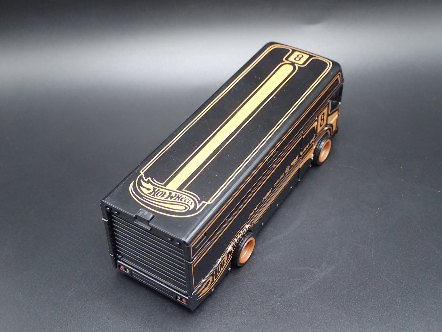 VINTAGE RACE CAR TRUCK ENCLOSED CAR HAULER 1:64 SCALE DIORAMA DIECAST MODEL