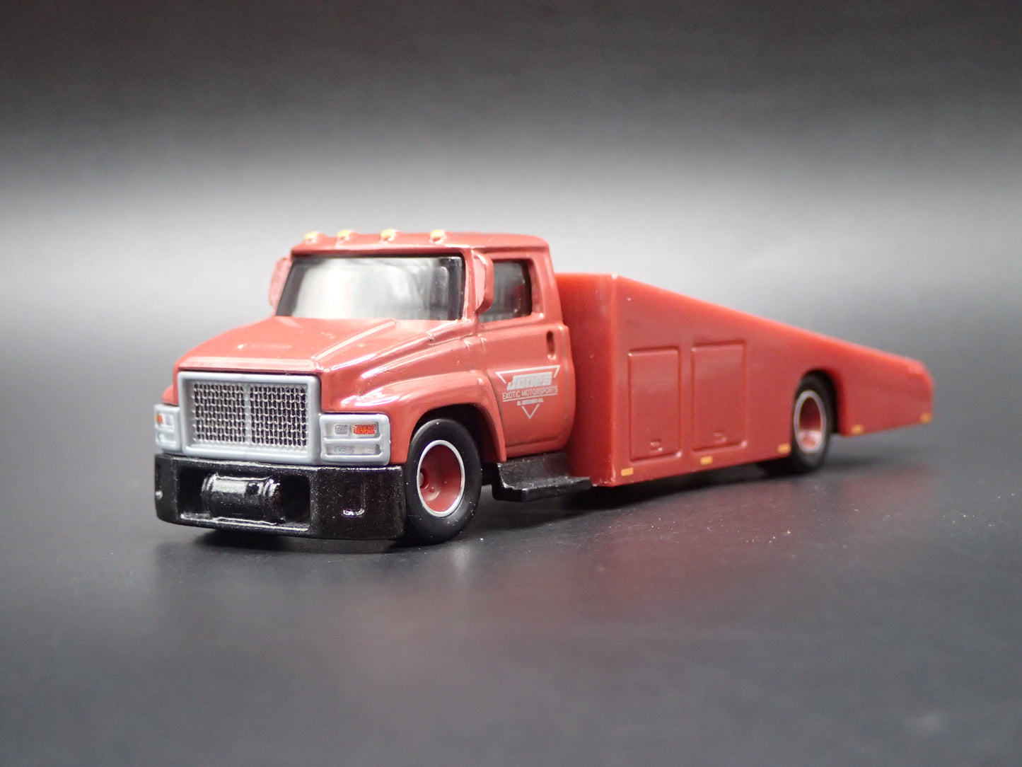 MODERN RAMP TRUCK CAR HAULER TRUCK RED 1:64 SCALE DIORAMA DIECAST MODEL CAR