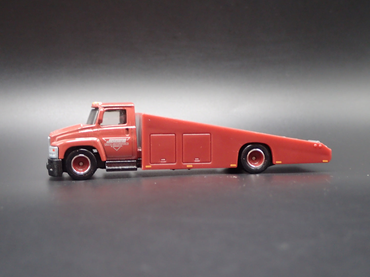 MODERN RAMP TRUCK CAR HAULER TRUCK RED 1:64 SCALE DIORAMA DIECAST MODEL CAR