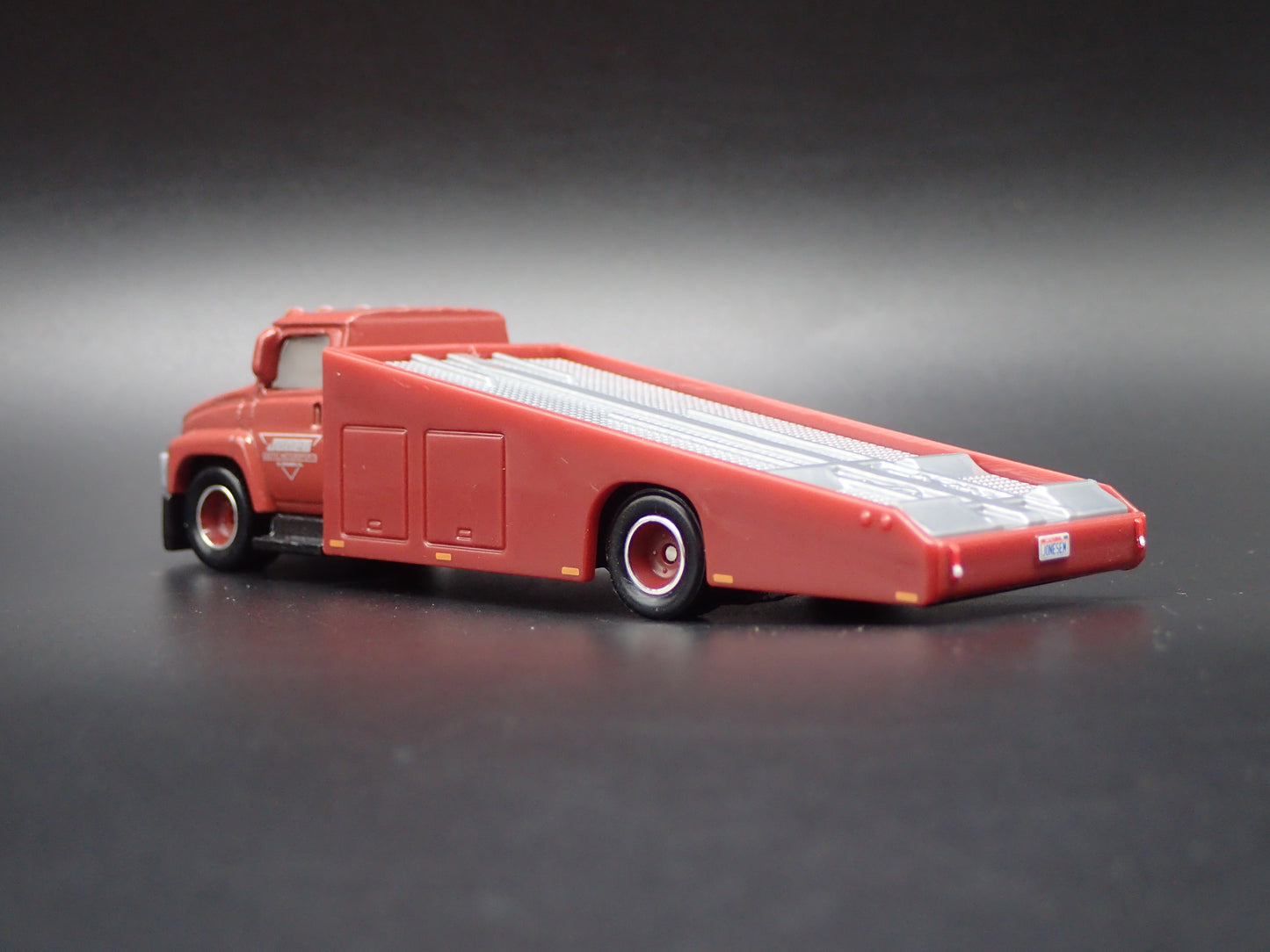 MODERN RAMP TRUCK CAR HAULER TRUCK RED 1:64 SCALE DIORAMA DIECAST MODEL CAR