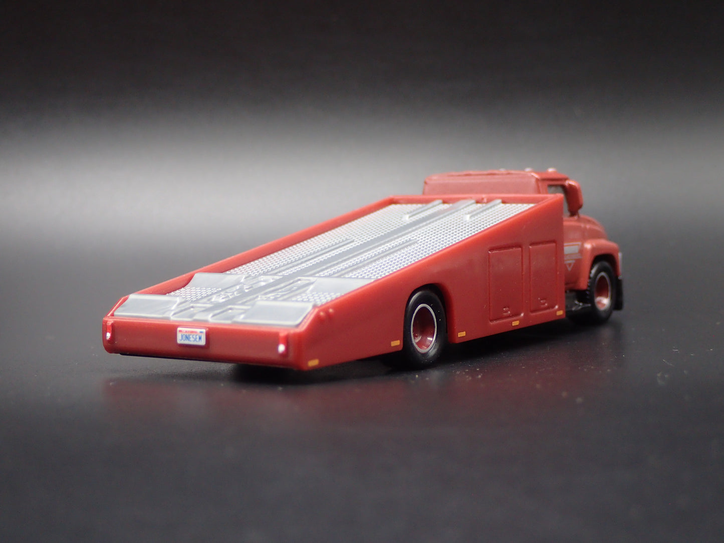 MODERN RAMP TRUCK CAR HAULER TRUCK RED 1:64 SCALE DIORAMA DIECAST MODEL CAR