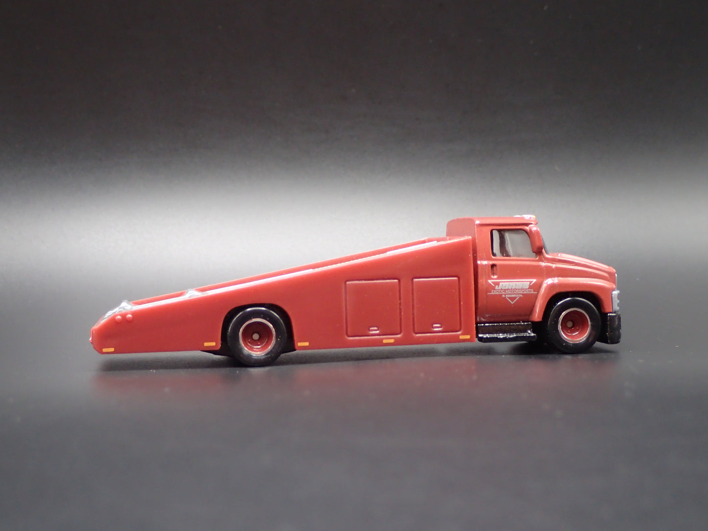 MODERN RAMP TRUCK CAR HAULER TRUCK RED 1:64 SCALE DIORAMA DIECAST MODEL CAR