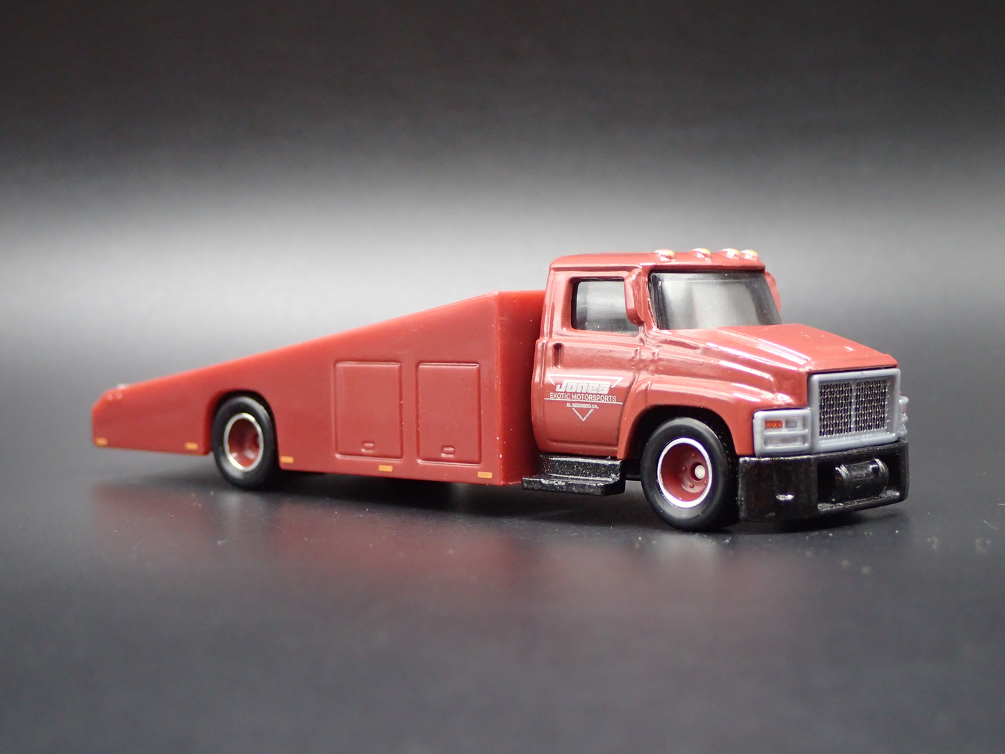 MODERN RAMP TRUCK CAR HAULER TRUCK RED 1:64 SCALE DIORAMA DIECAST MODEL CAR