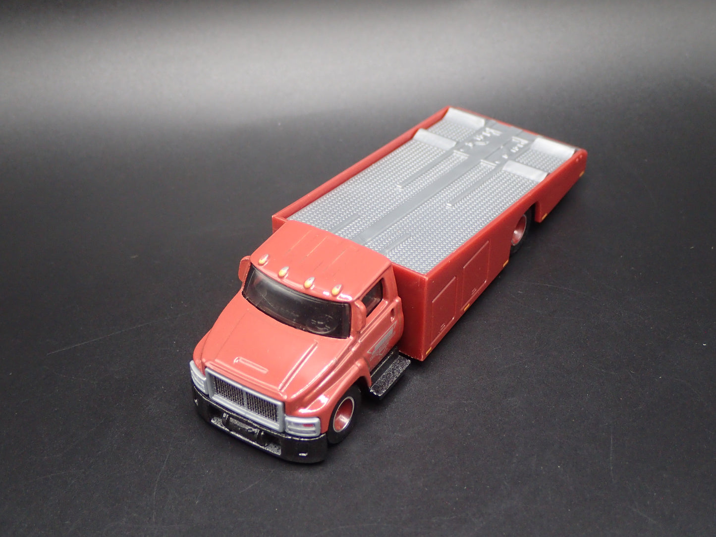 MODERN RAMP TRUCK CAR HAULER TRUCK RED 1:64 SCALE DIORAMA DIECAST MODEL CAR