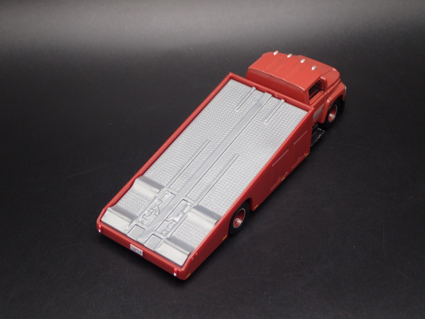MODERN RAMP TRUCK CAR HAULER TRUCK RED 1:64 SCALE DIORAMA DIECAST MODEL CAR