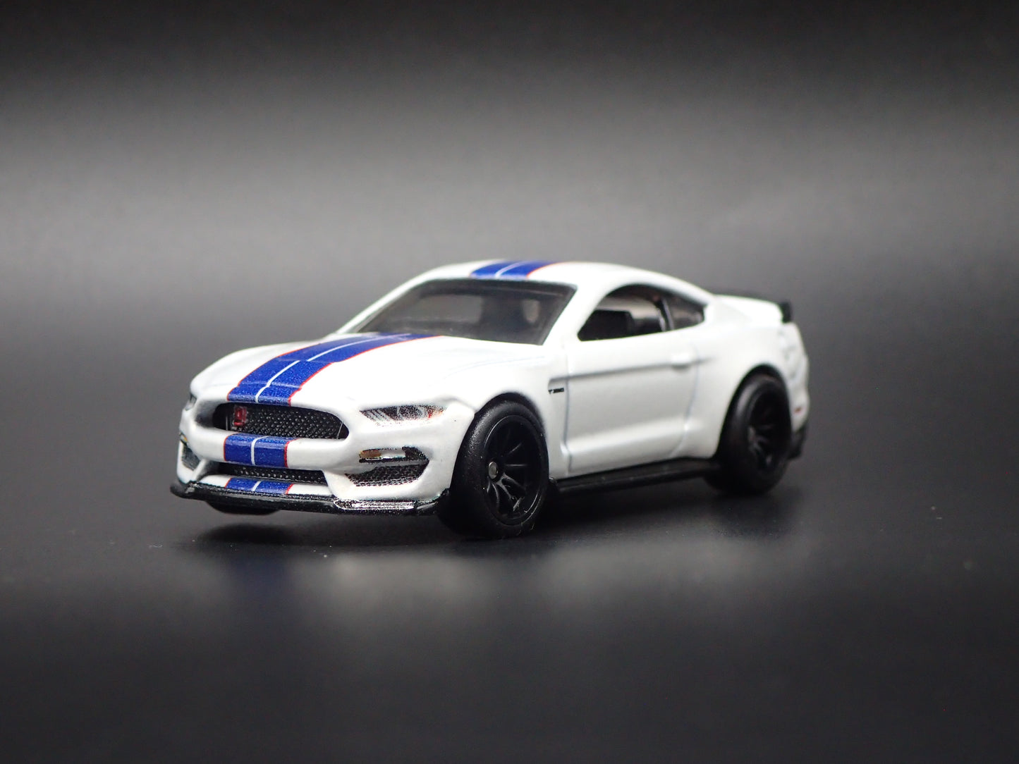 2015-2023 FORD MUSTANG SHELBY GT350R WHITE 1/64 SCALE DIORAMA DIECAST MODEL CAR