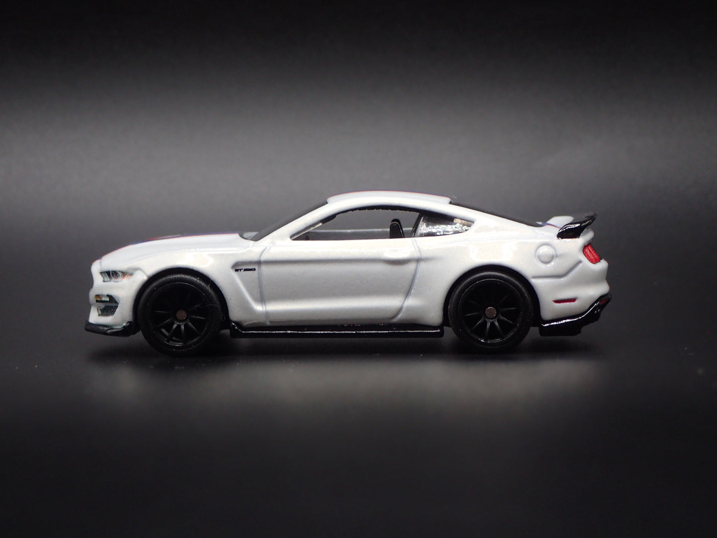 2015-2023 FORD MUSTANG SHELBY GT350R WHITE 1/64 SCALE DIORAMA DIECAST MODEL CAR