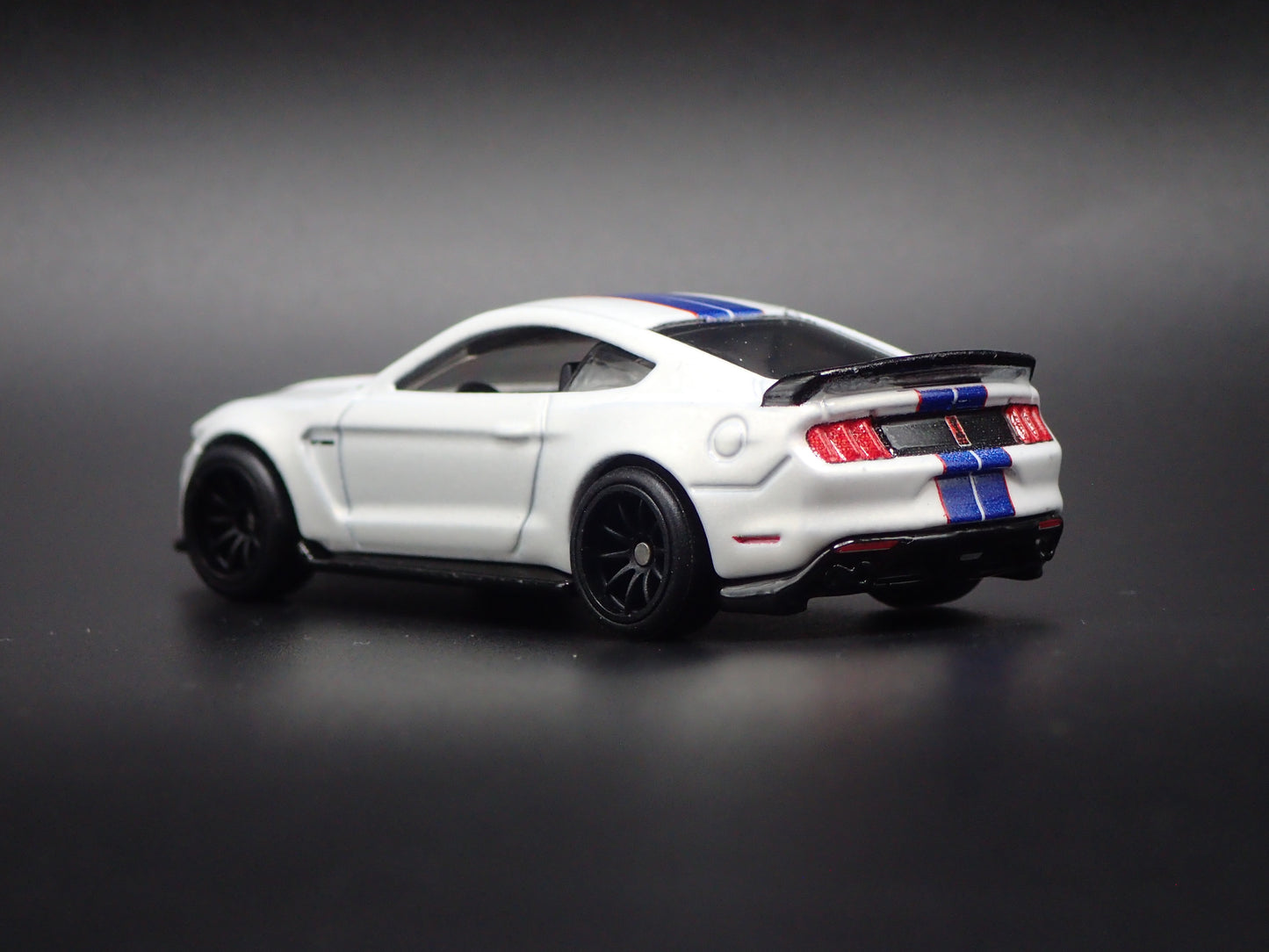2015-2023 FORD MUSTANG SHELBY GT350R WHITE 1/64 SCALE DIORAMA DIECAST MODEL CAR