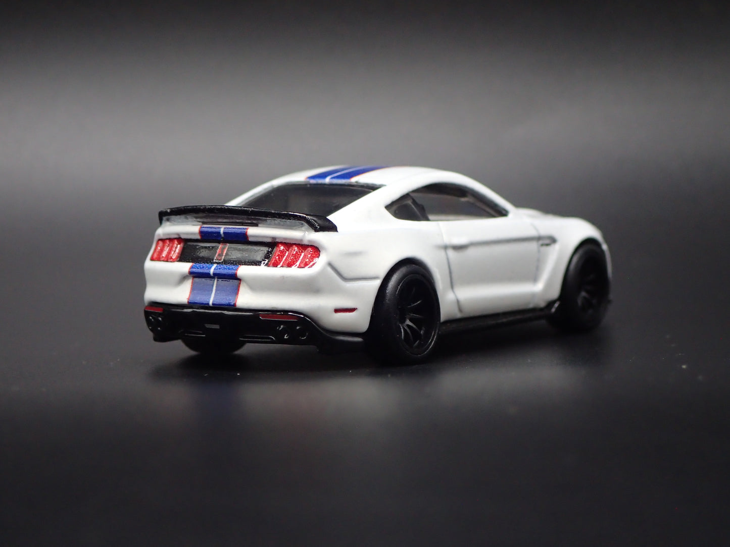 2015-2023 FORD MUSTANG SHELBY GT350R WHITE 1/64 SCALE DIORAMA DIECAST MODEL CAR