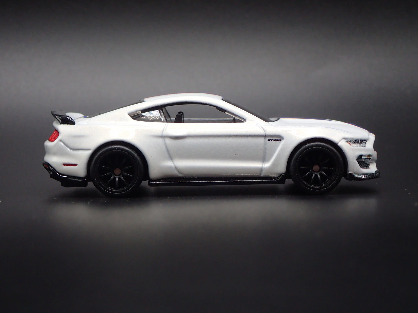 2015-2023 FORD MUSTANG SHELBY GT350R WHITE 1/64 SCALE DIORAMA DIECAST MODEL CAR